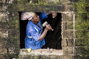 800px-Cameroon_male_mason_at_work